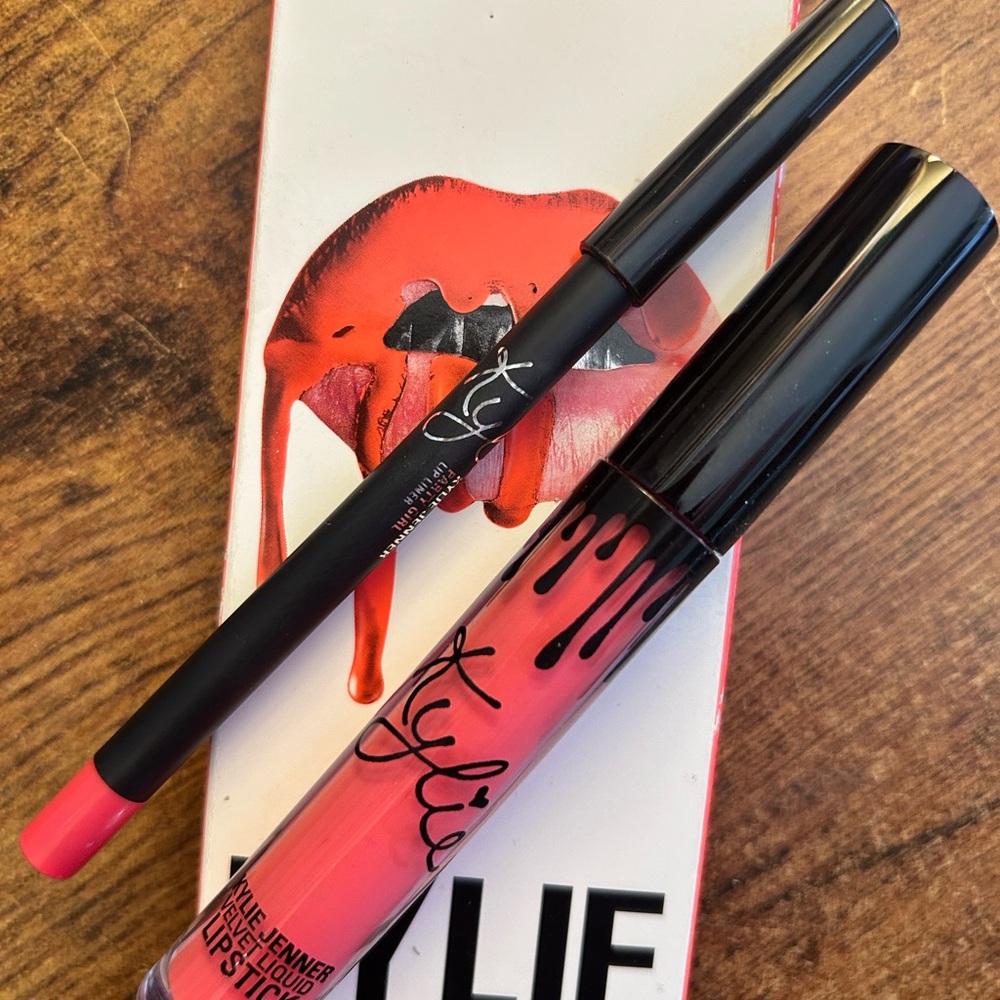 Kylie Lip Kit in Vibrant Pink